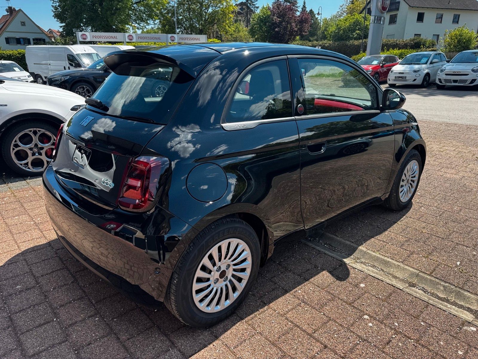 Fahrzeugabbildung Fiat 500e Hatchback MY25-RED 42kWh Kamera Sitzheizung