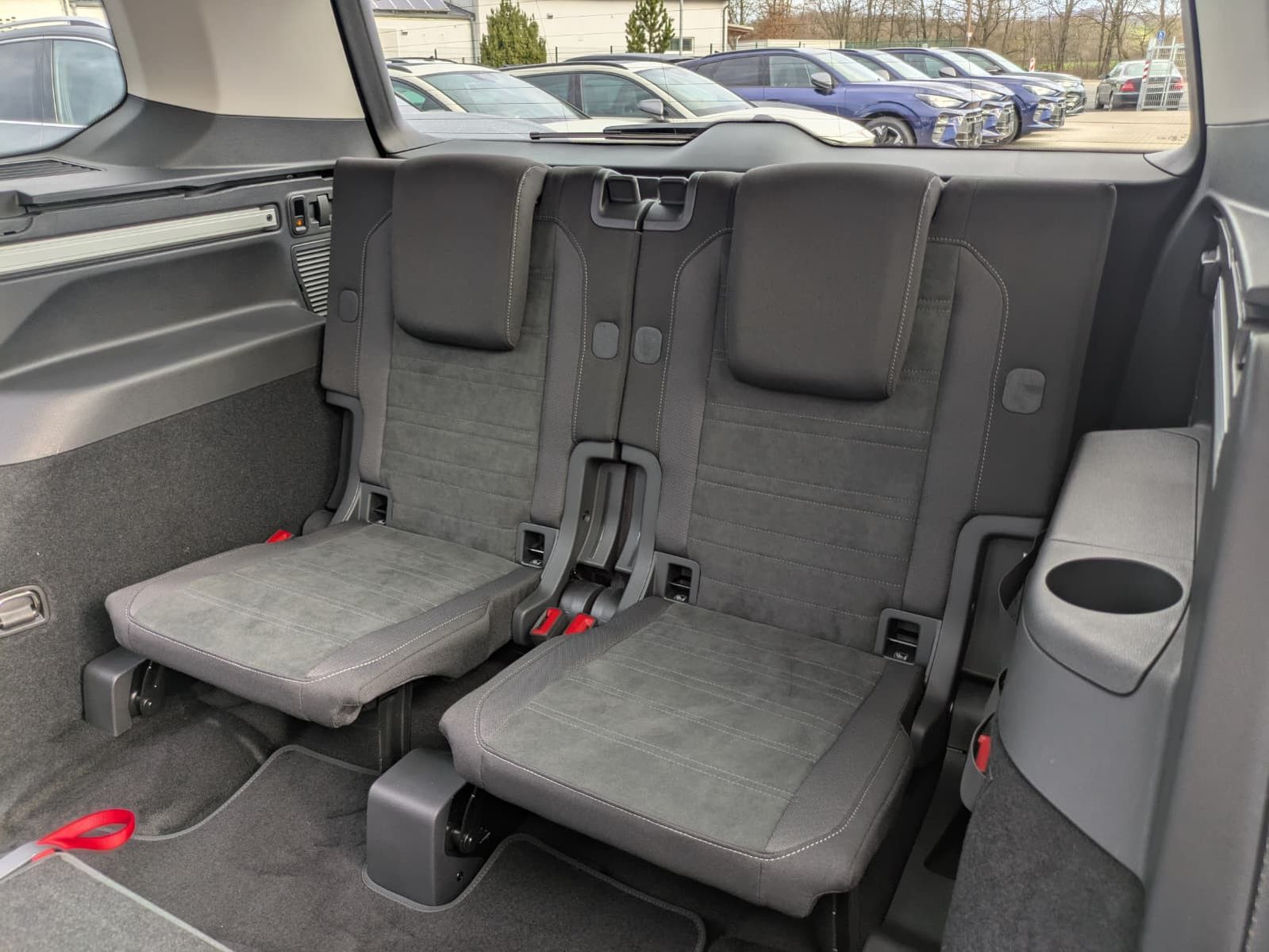 Fahrzeugabbildung Volkswagen Touran 2.0 DSG R-Line High. Pano 7-Si IQ.Dri AHK