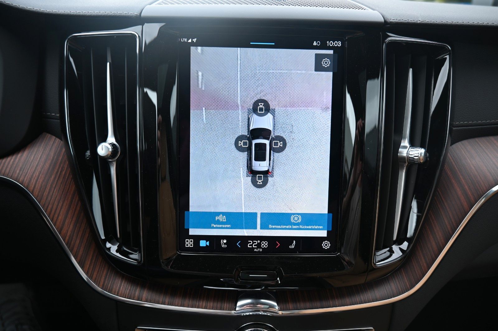 Fahrzeugabbildung Volvo XC60 B4 D AWD Ultimate Dark*STDHZG*360°*LUFT*ACC