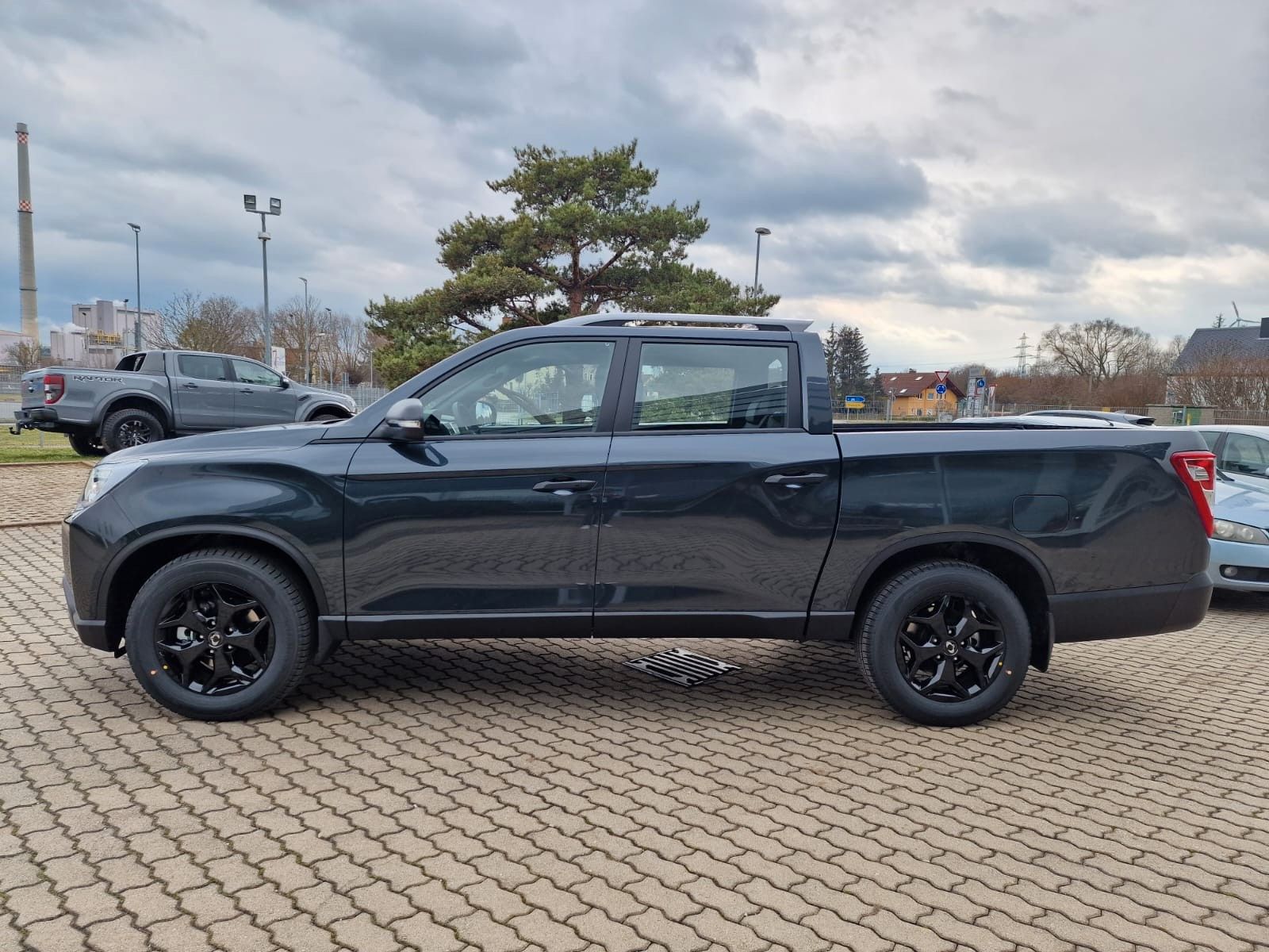 Fahrzeugabbildung Ssangyong Musso Grand 2.2d AT 4x4 BLACK XENON+SD+DIFFSPERR