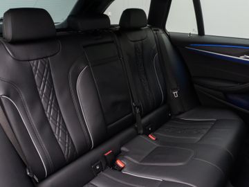 Fahrzeugabbildung BMW 530d Tour Luxury HUD ACC H/K AHK Komfortsitz 20"