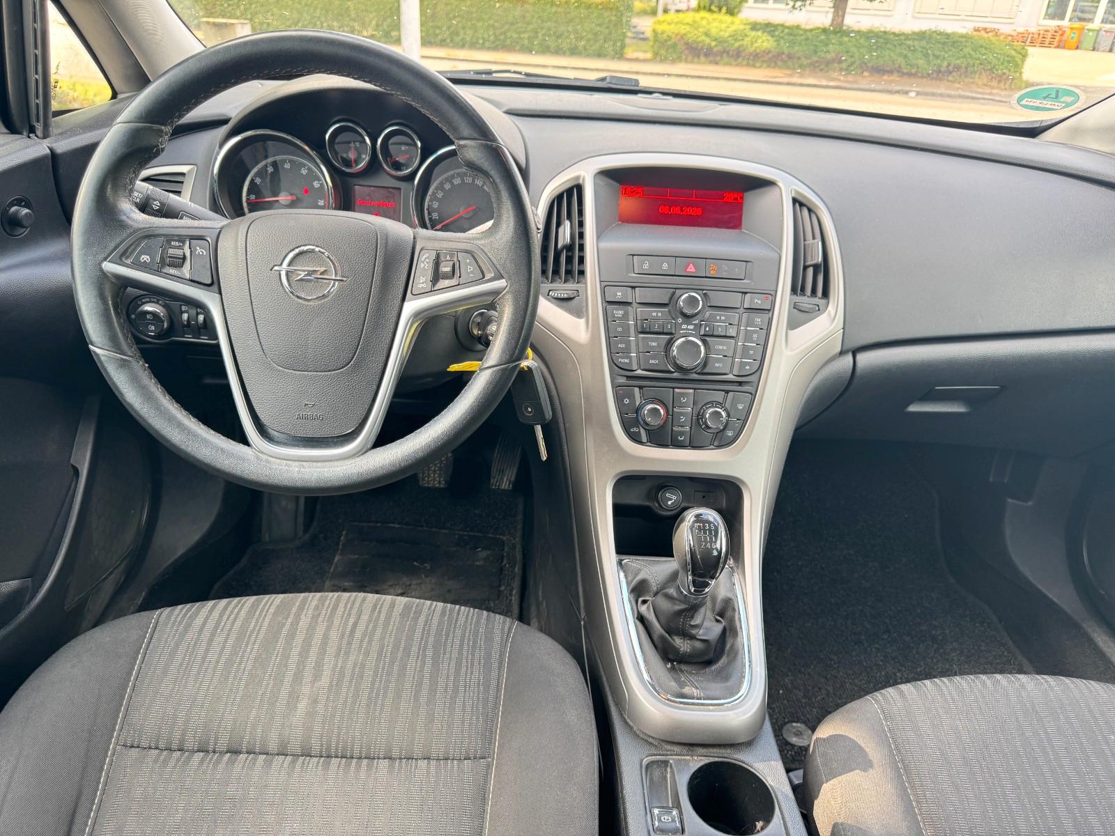 Opel Astra 2011 — photo 10