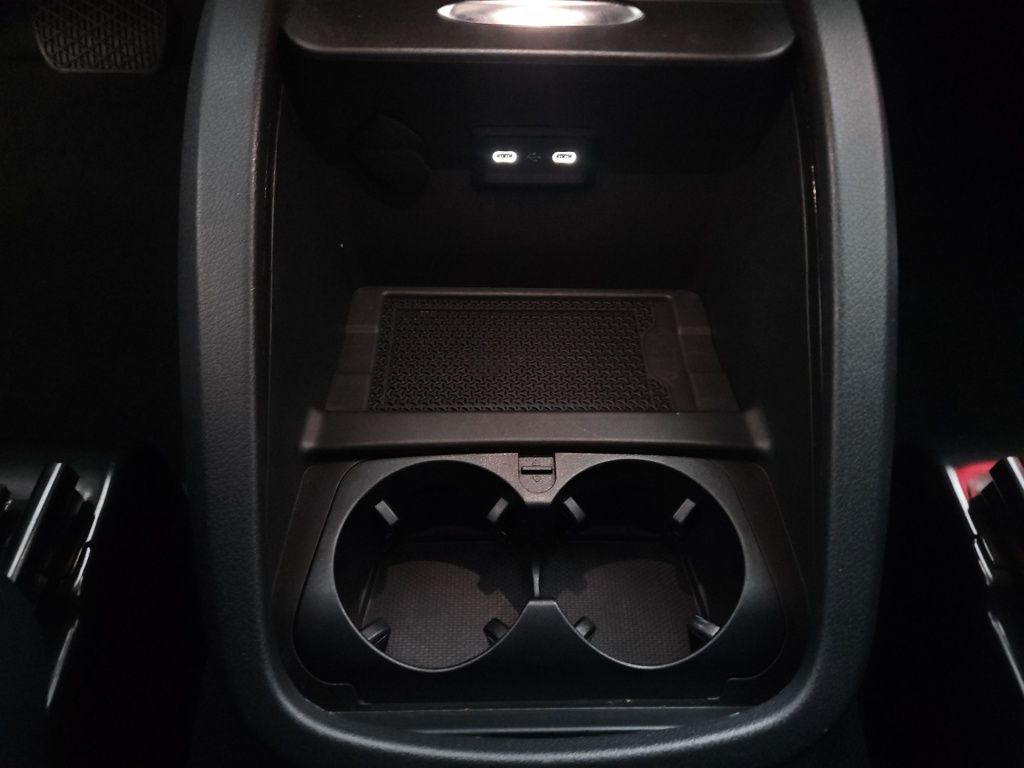 Fahrzeugabbildung Mercedes-Benz V 300 AVG lang 7 Sitze STHZ DISTRONIC AHK SOUND