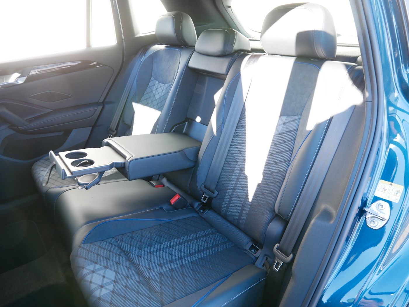 Fahrzeugabbildung Volkswagen Tiguan 2.0 R-Line NEU63T DSG AHK Kamera Matrix