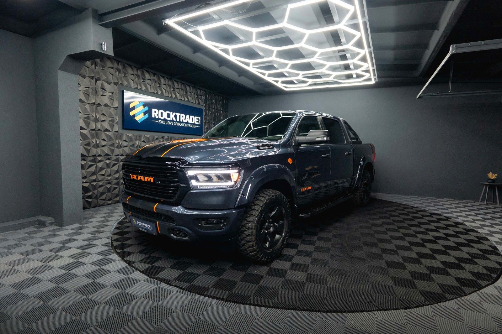 Fahrzeugabbildung Dodge RAM 5.7 V8 HEMI 4x4 OFFROAD Night HarleyDavidson