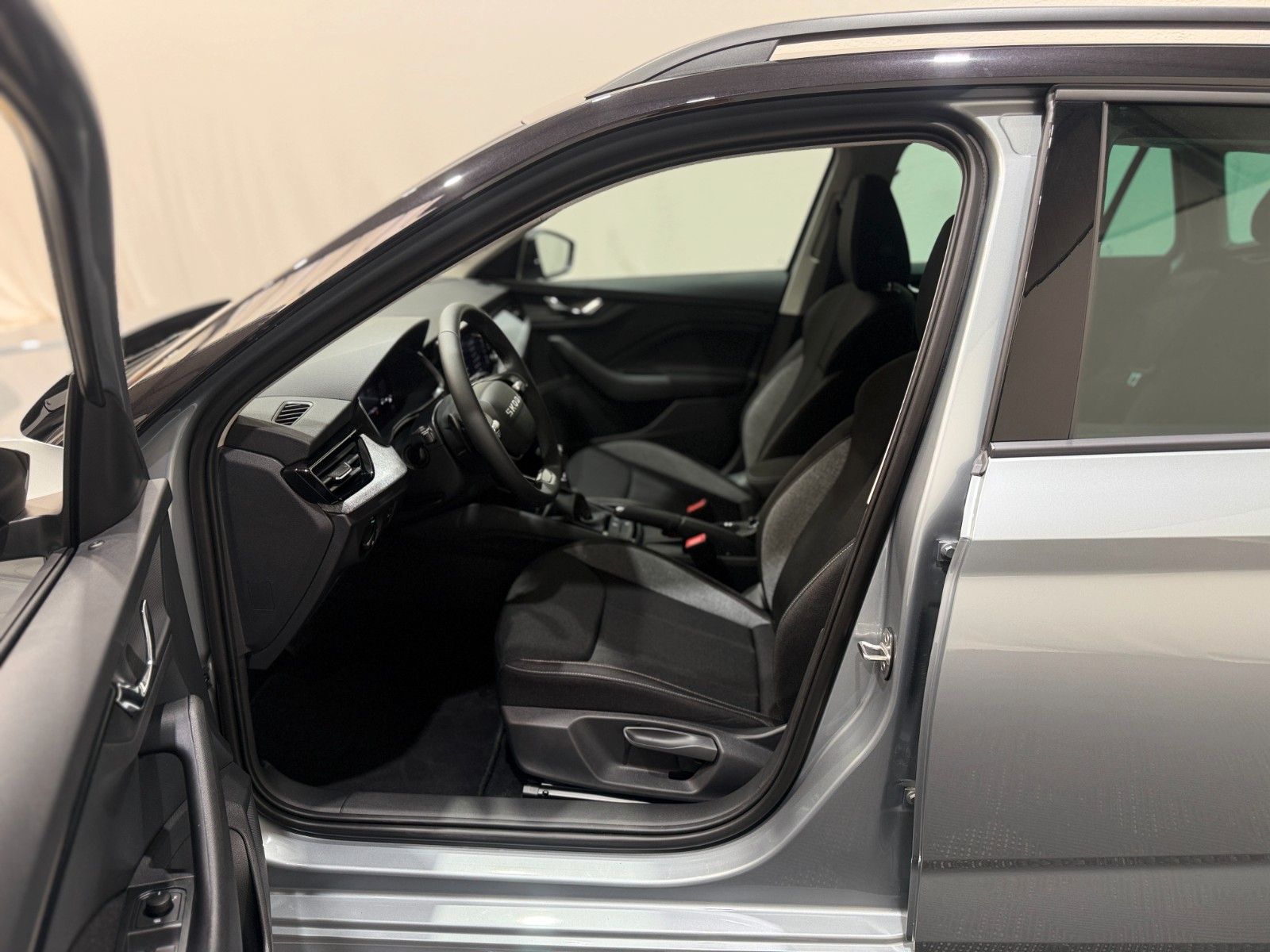Fahrzeugabbildung SKODA Kamiq 1.0 TSI DSG Selection Black 17Z Kamera SHZ