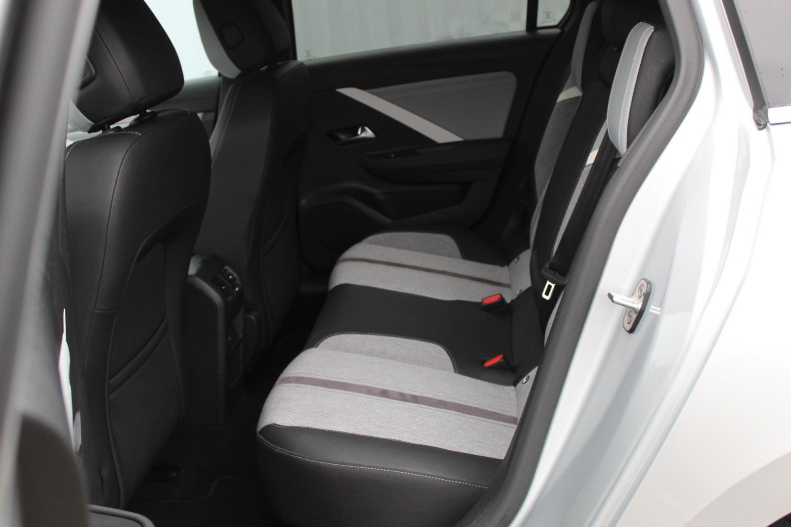Fahrzeugabbildung Opel Astra Sports Tourer Elegance AHK*Navi*Sitzh.