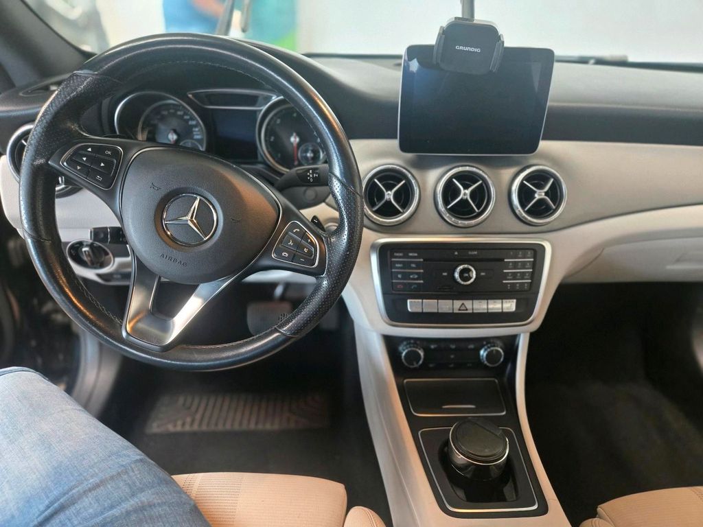 Image of Mercedes-Benz CLA 200