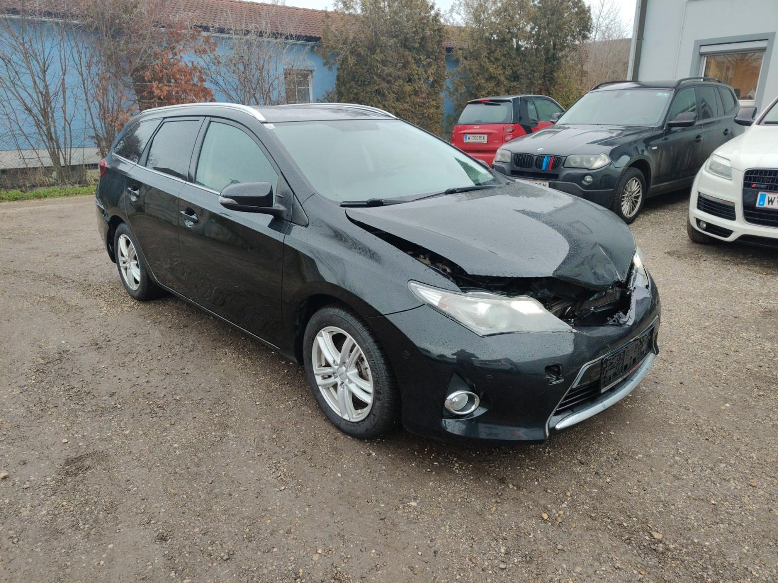 Toyota Auris 2015 — interior