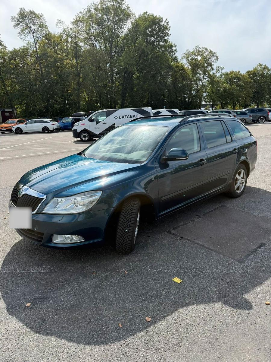 Skoda Octavia 2012 — rear view