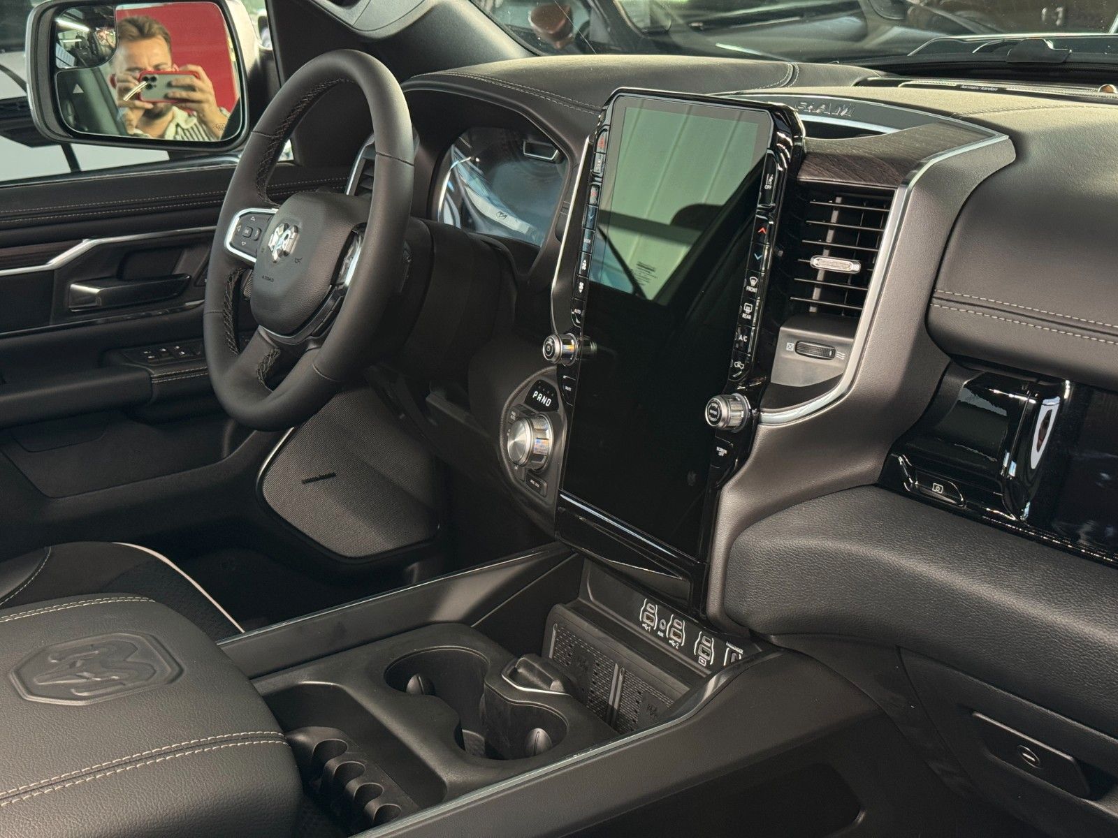 Fahrzeugabbildung Dodge RAM 1500 Crew Cab Laramie Night 5.7 V8 MY 2026