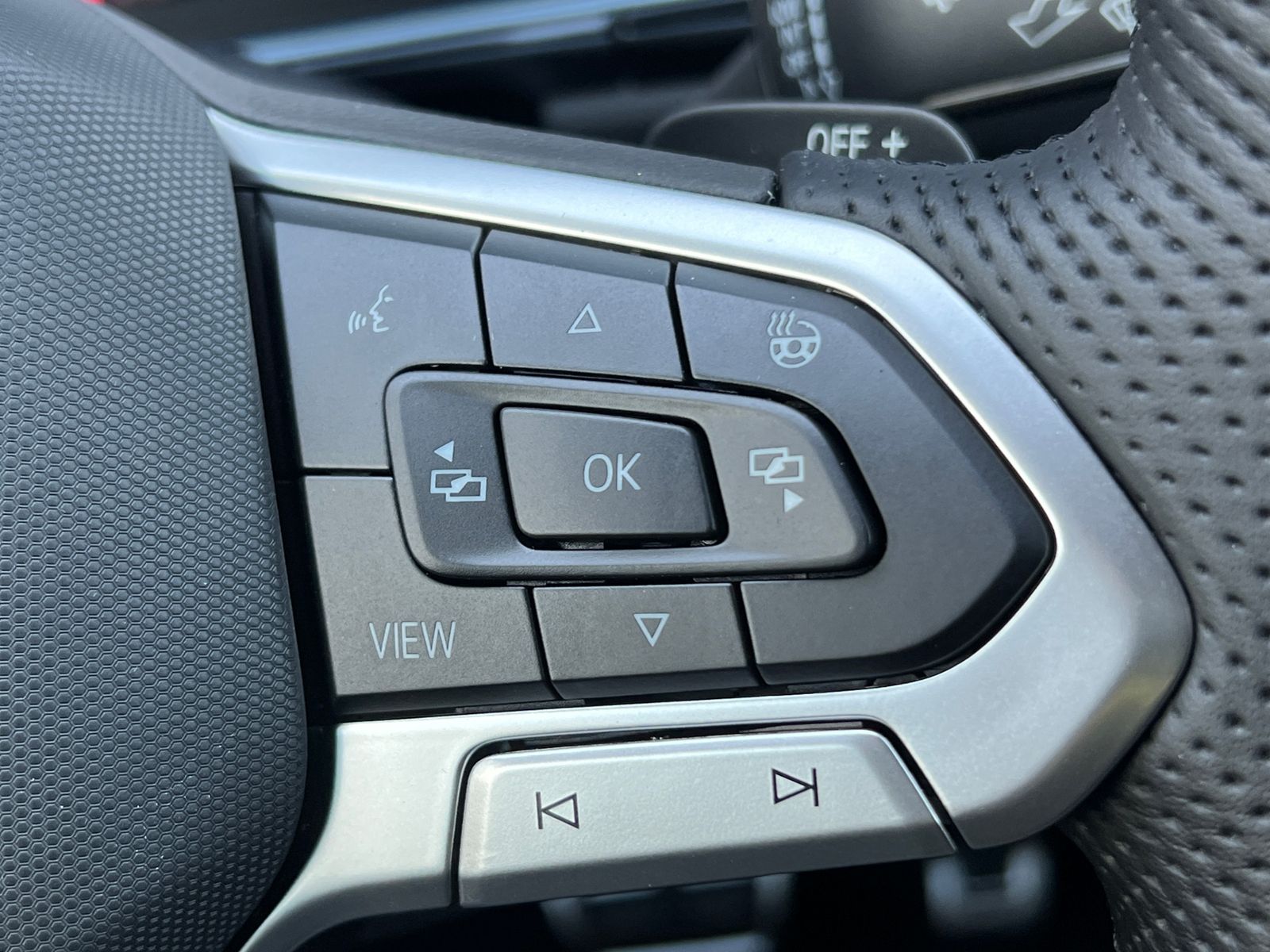 Fahrzeugabbildung Volkswagen T-Roc R-Line 1.5 TSI DSG *AHK, Pano, Black Style