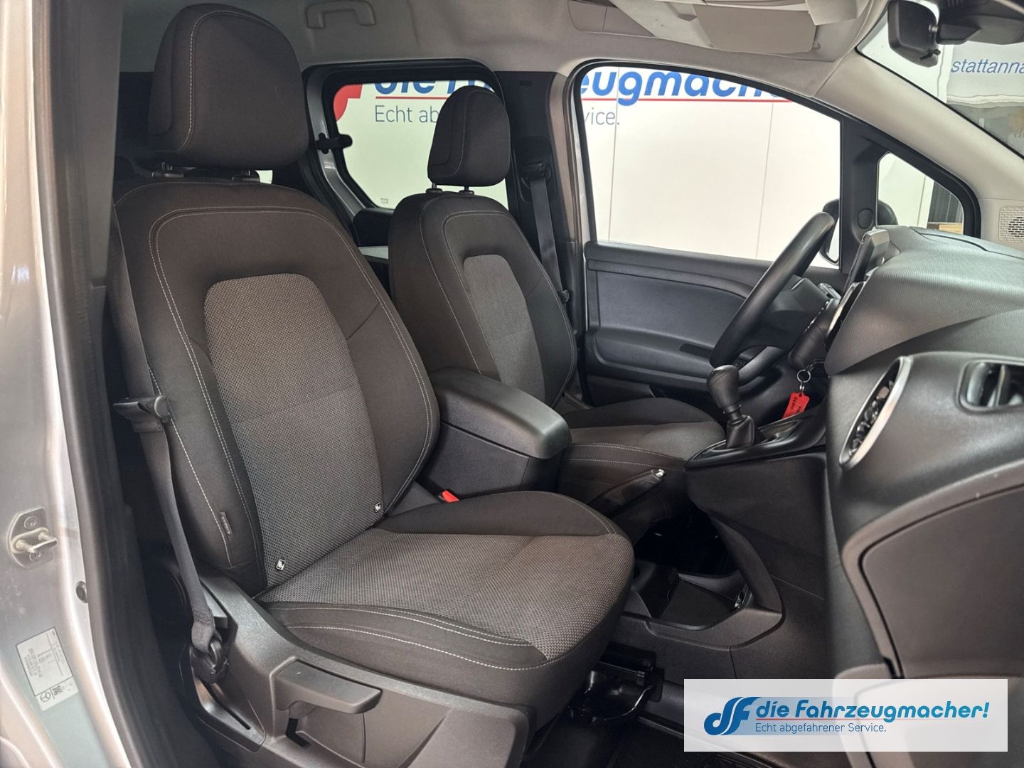Fahrzeugabbildung Mercedes-Benz Citan Kombi 113 Tourer AHK DAB SHZ Totwi Spur.Ve