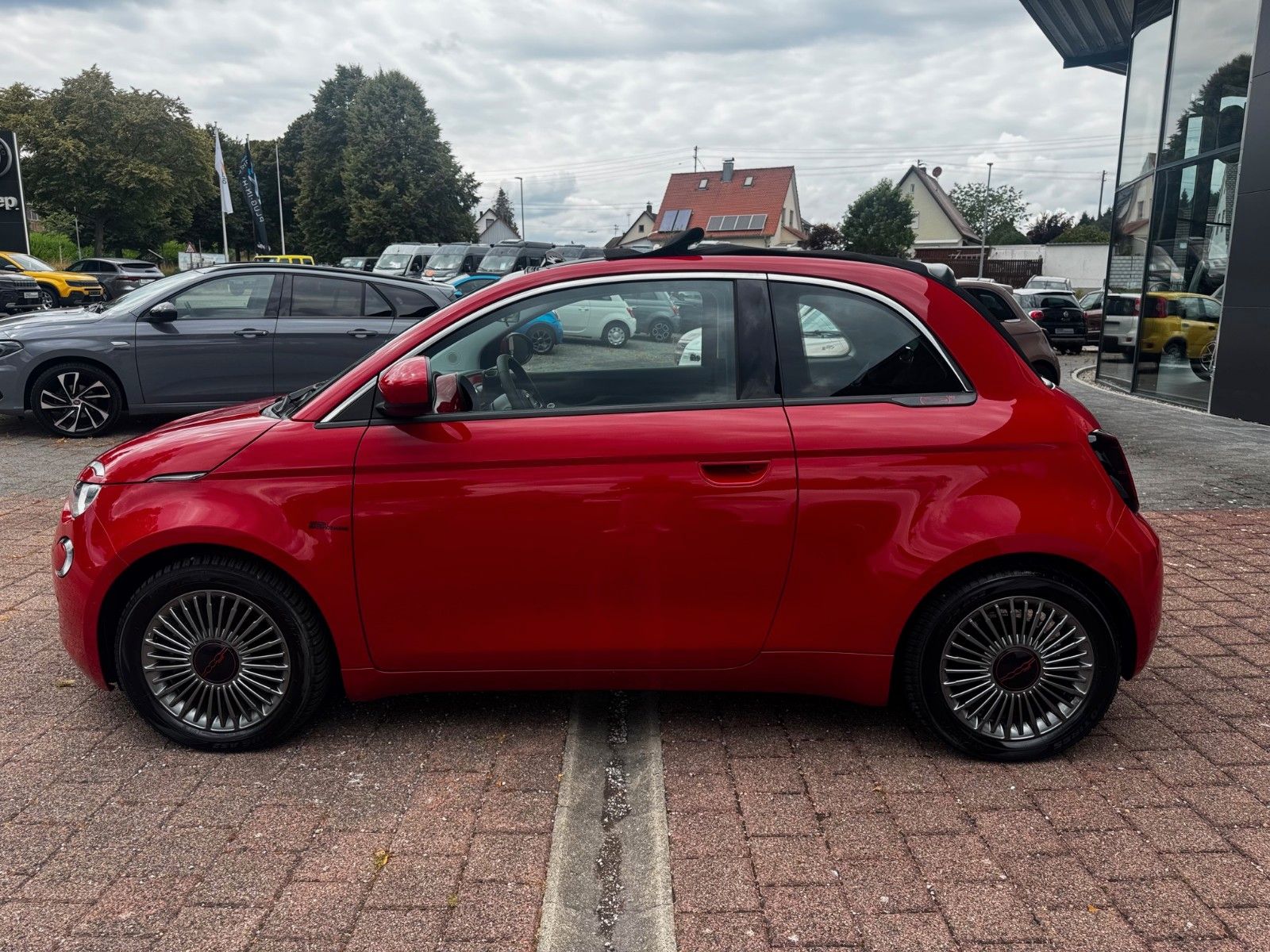 Fahrzeugabbildung Fiat Neuer 500E Cabrio (RED) NAVI KAMERA SITZHEIZUNG