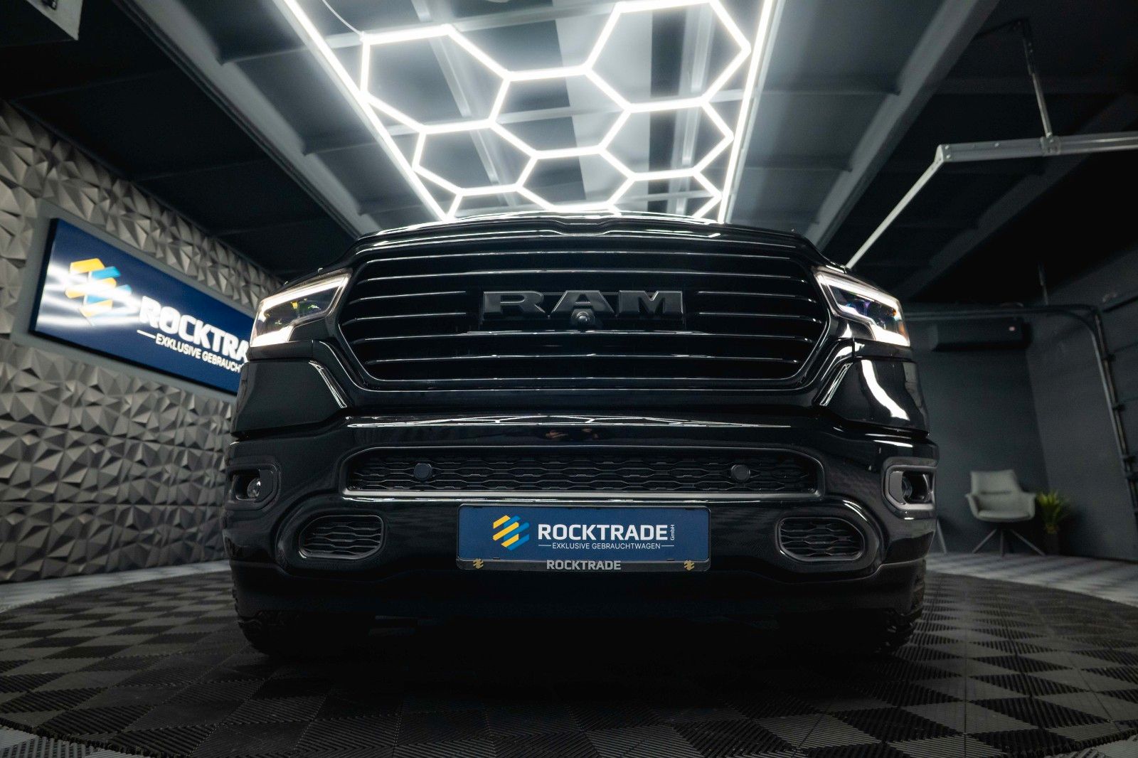 Fahrzeugabbildung Dodge RAM 5.7 V8 HEMI 4x4 OFFROAD Night-Paket *LED*19%