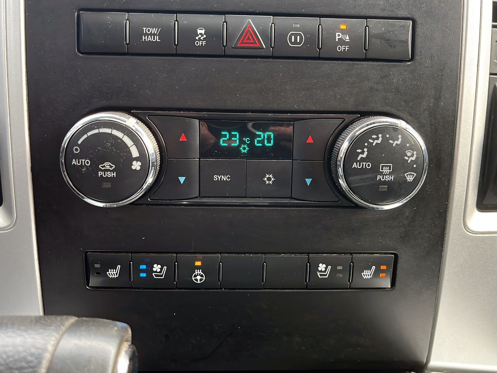 Fahrzeugabbildung Dodge RAM 1500 LPG 103L CREW CAB 1.HAND RF KAM AHK GSD