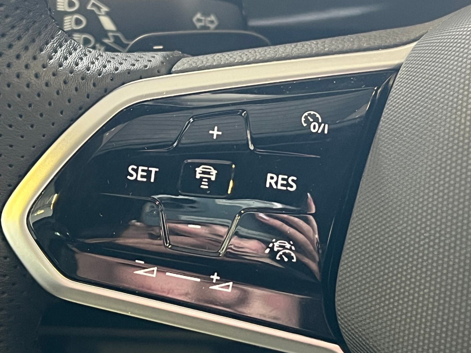 Fahrzeugabbildung Volkswagen Tiguan Allspace R-Line 2.0 TDI DSG 4MOTION *AHK,