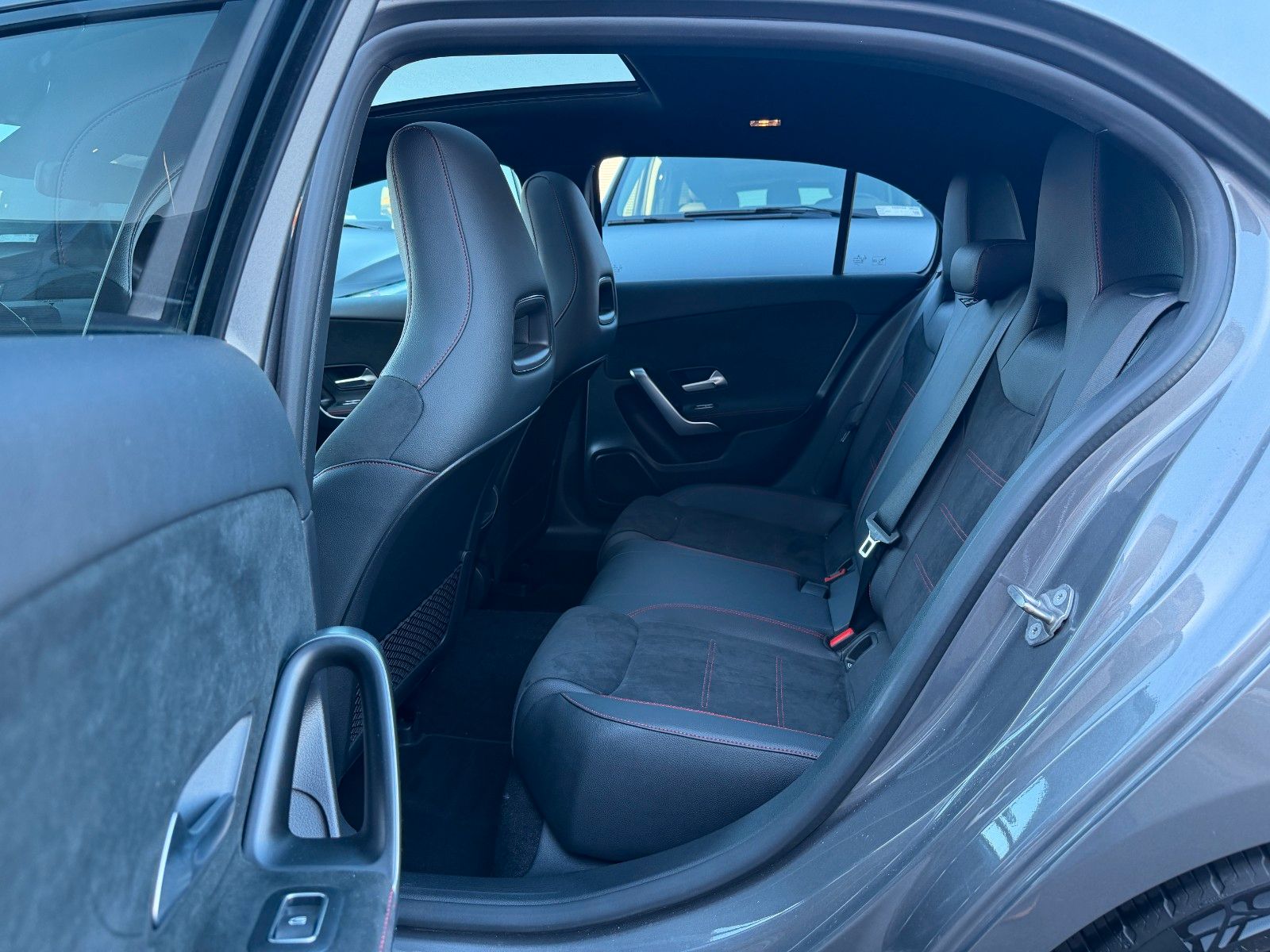 Fahrzeugabbildung Mercedes-Benz A 180 AMG Night+Pano+LED+Carplay