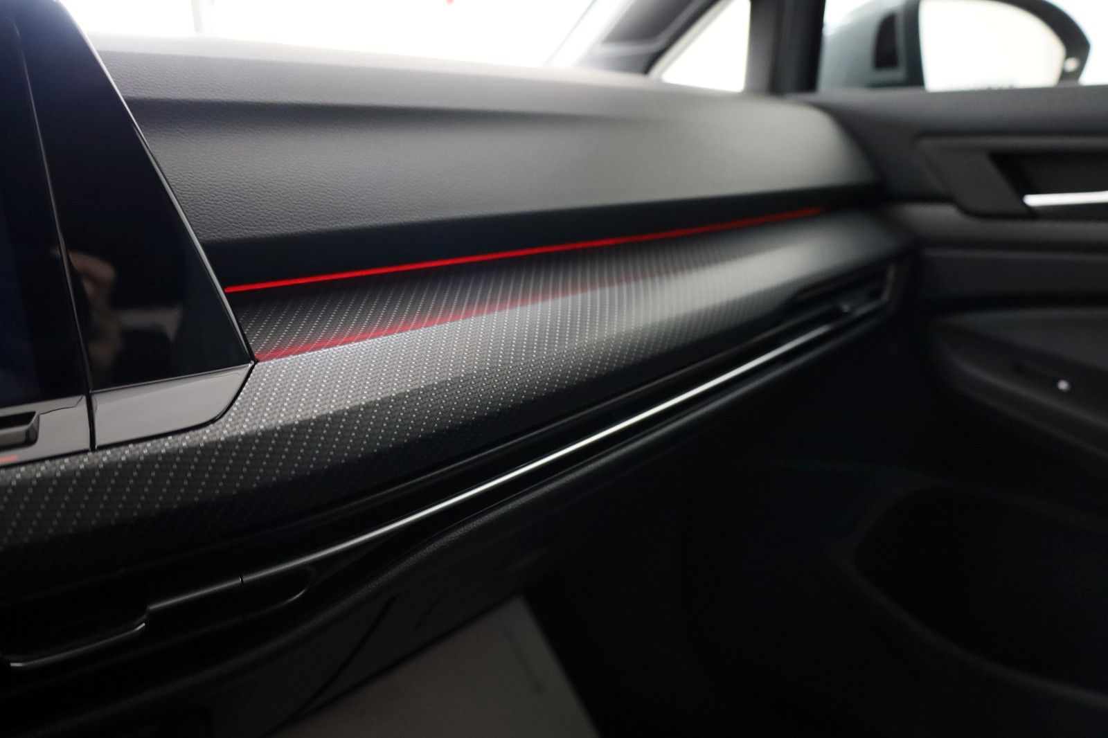 Fahrzeugabbildung Volkswagen Golf VIII Variant R-Line eTSI Navi,LED,ACC,AHK