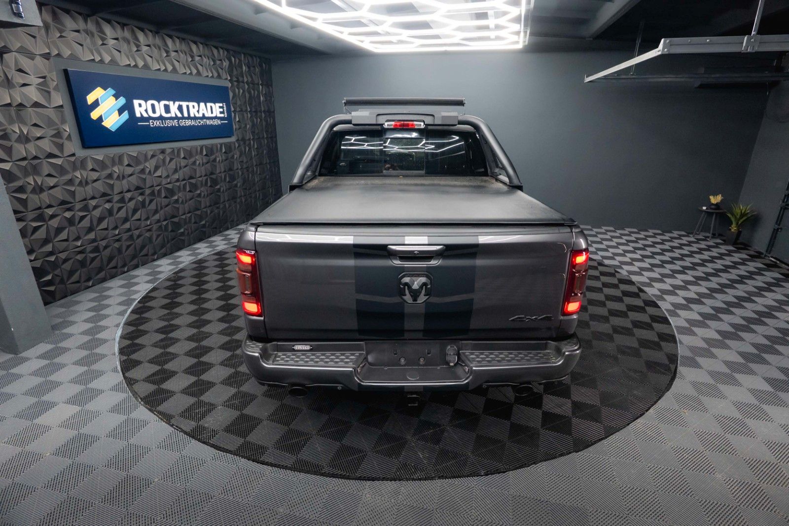 Fahrzeugabbildung Dodge RAM 5.7 V8 HEMI 4x4 OFFROAD NIGHT-Paket LARAMIE