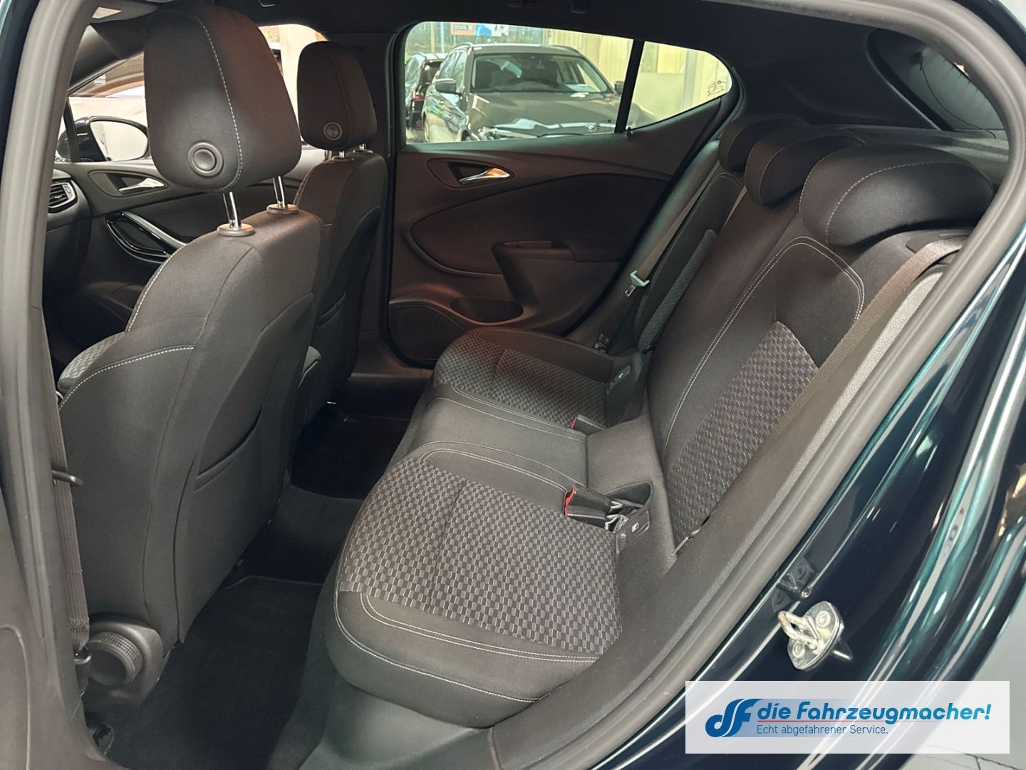 Fahrzeugabbildung Opel Astra K Dynamic Start Stop Apple CarPlay Android