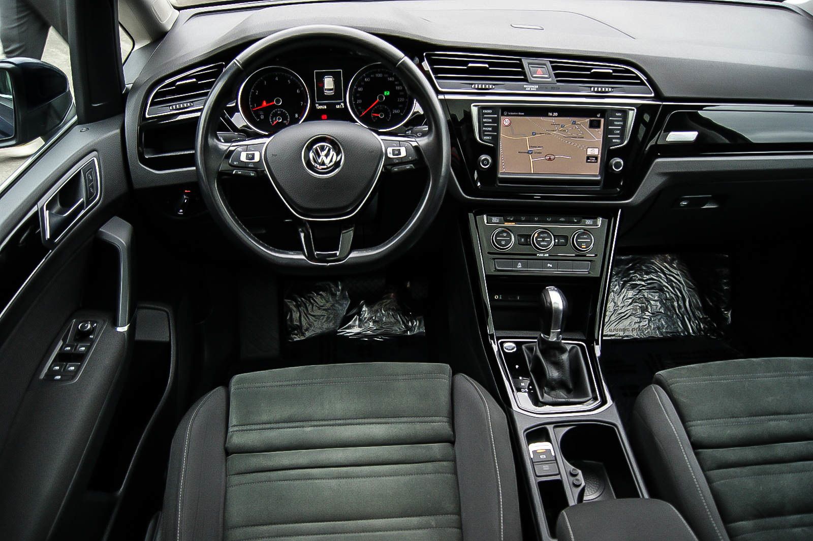 Fahrzeugabbildung Volkswagen Touran 14TSI Highline DSG PANORAMA STDHZG 7SITZE