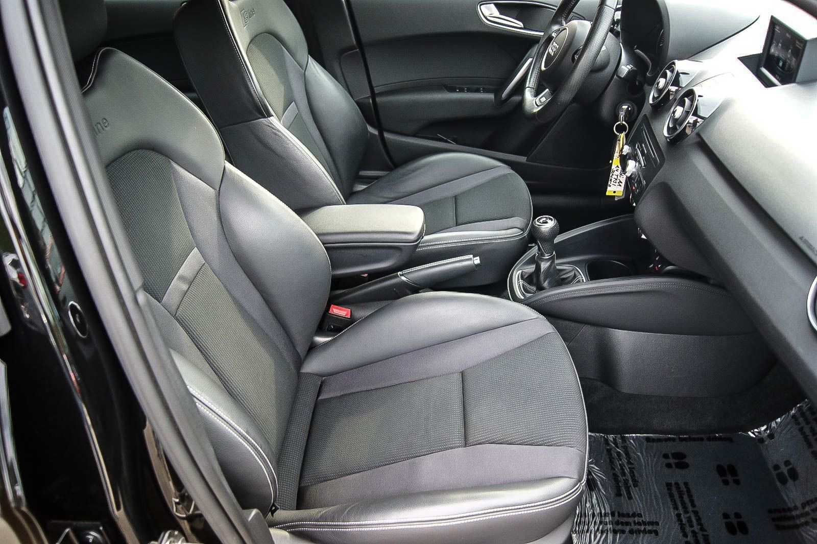 Fahrzeugabbildung Audi A1 Sportback S line Sportpaket NAVIGATION PDC