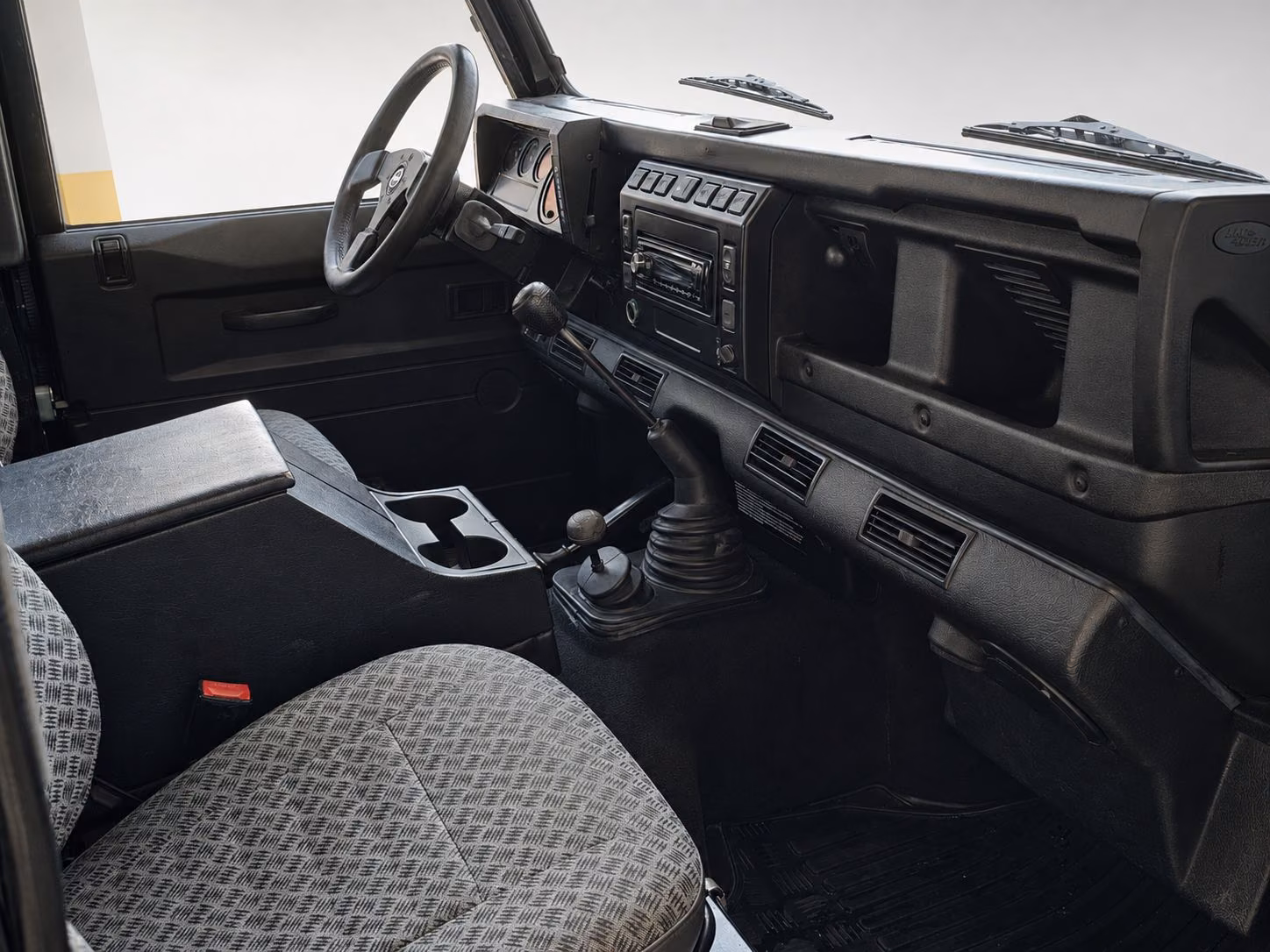 LAND ROVER DEFENDER 90 TD5 122CV - STATION WAGON - BVM - ATTELAGE FIXE