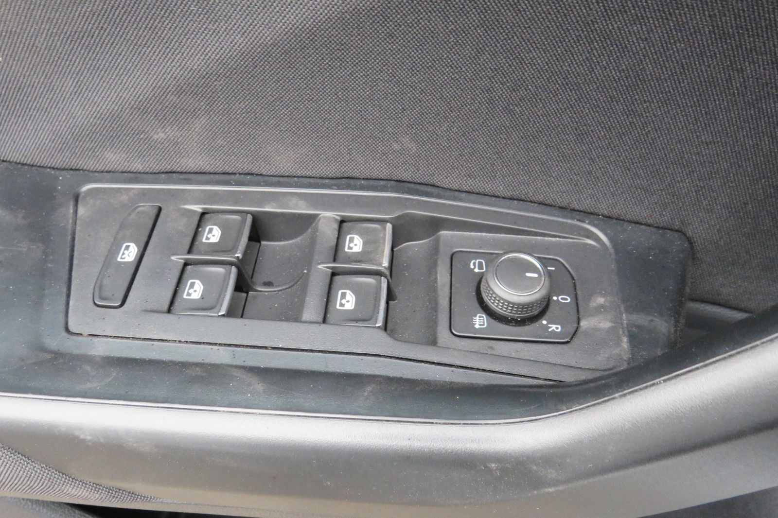 Fahrzeugabbildung Volkswagen T-Roc Sport R-LINE PANO 18`LED NAVI APP 1.HD