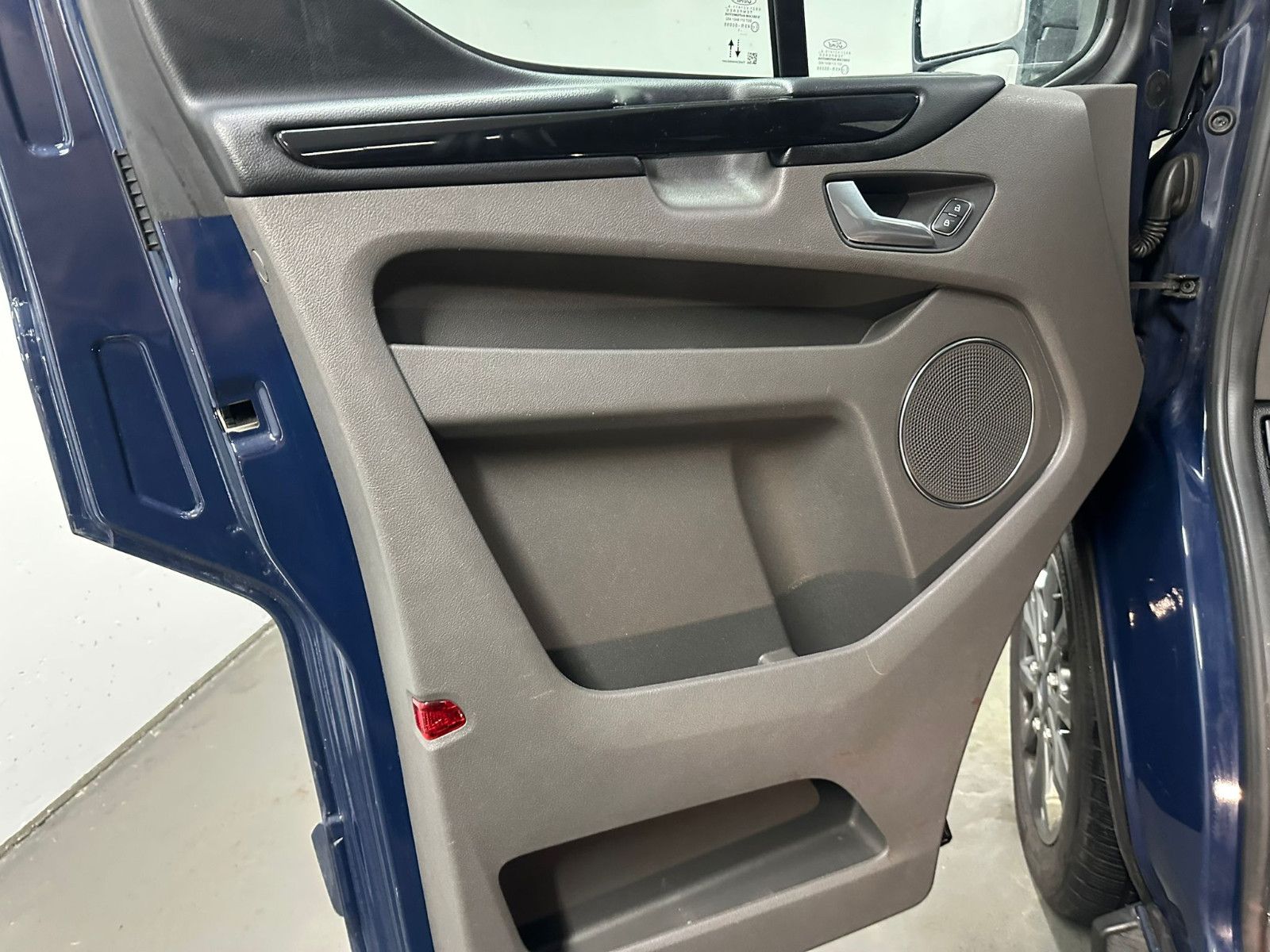 Fahrzeugabbildung Ford Tourneo Custom 320 L2H1*8SITZE*AHK*ACC*SPURH*