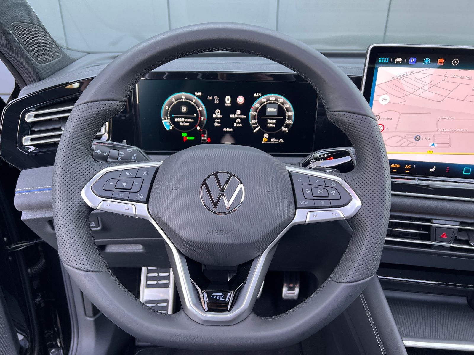 Fahrzeugabbildung Volkswagen Tiguan R-Line 1.5 eTSI DSG *AHK, ACC, IQ.Light,