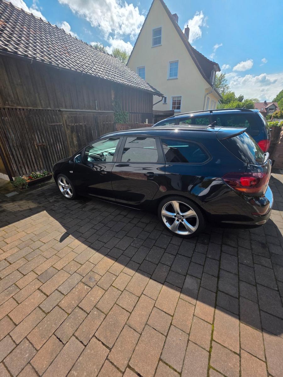 Opel Astra 2011 — rear view