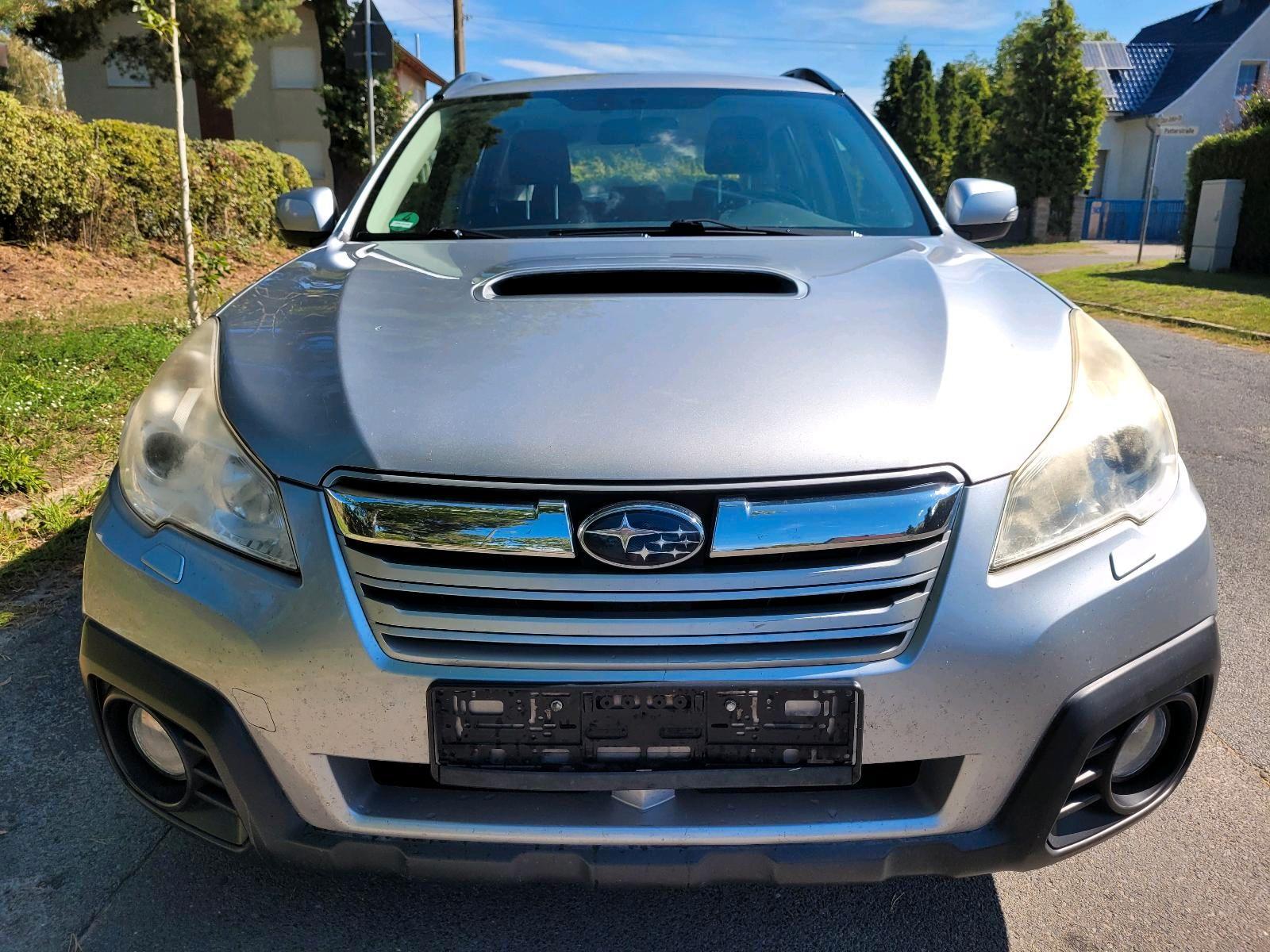 Subaru Outback 2013 — rear view