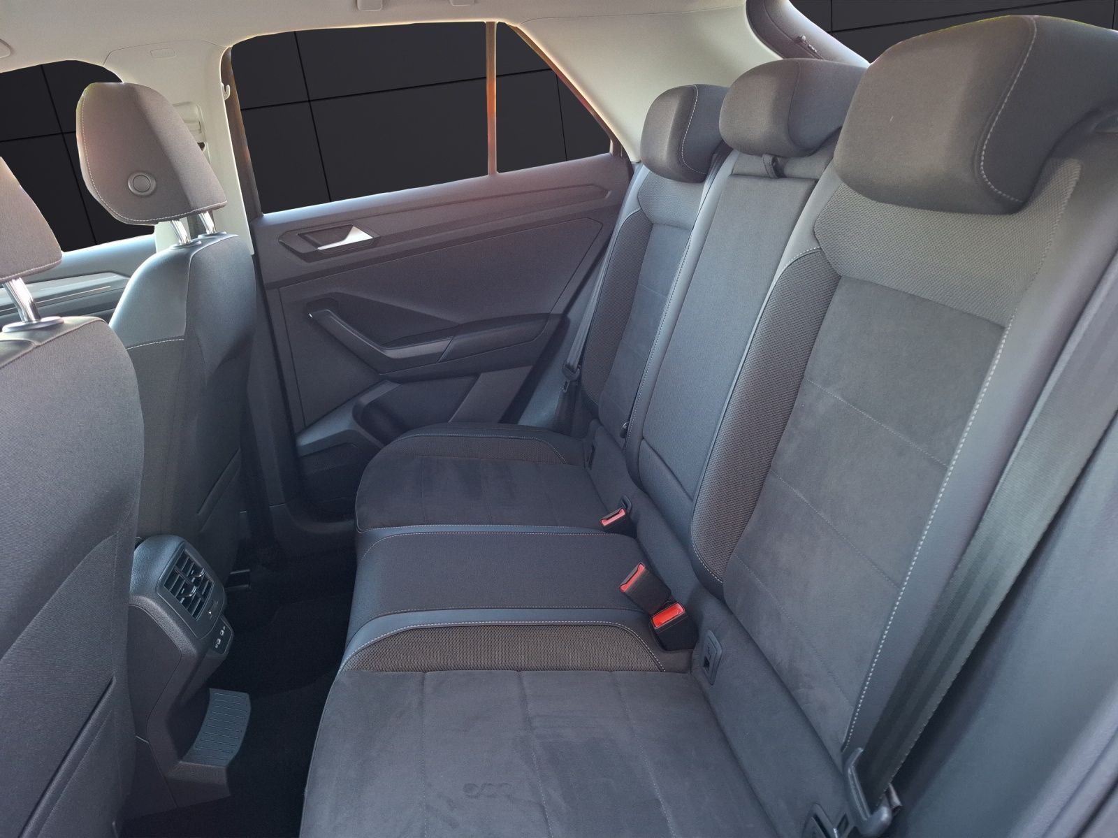 Fahrzeugabbildung Volkswagen T-Roc TSI Style LED Navi AID ACC Park-Assist SH