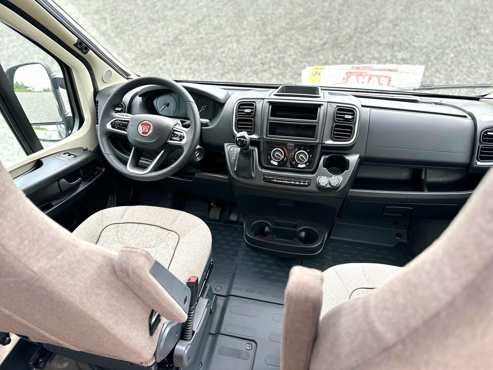Fahrzeugabbildung Malibu Van first class - two rooms 640 LE RB R1-2