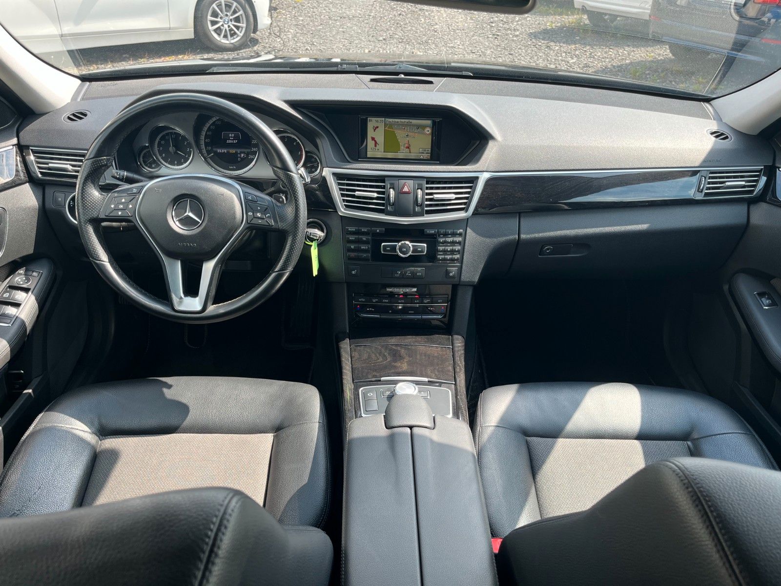 Fahrzeugabbildung Mercedes-Benz E 300 CDI Aut. AVANTGARDE Navi Xenon Leder AHK