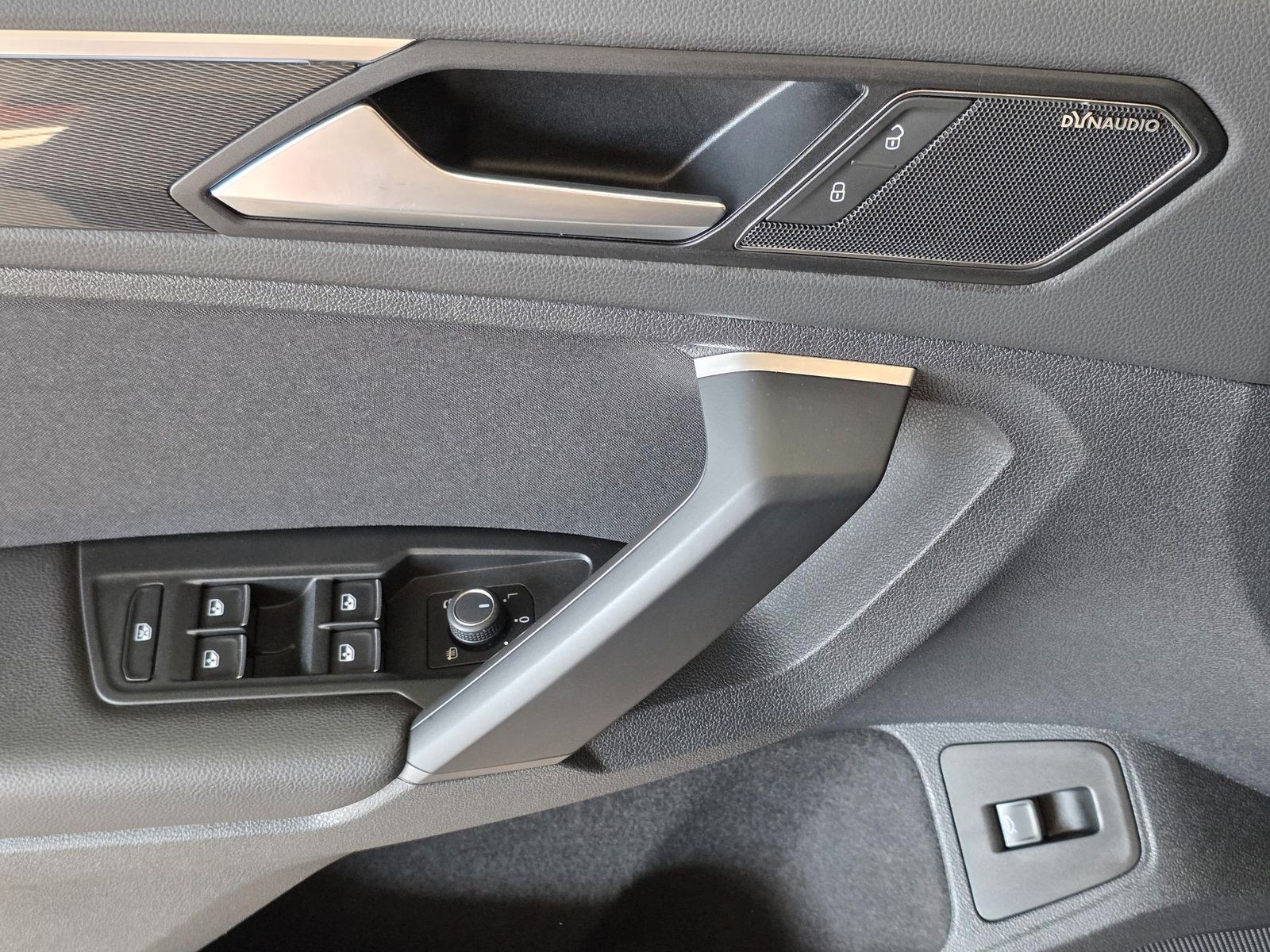 Fahrzeugabbildung Volkswagen Tiguan R-Line/Pano/Keyless/LED/Virtual/Dynaudio