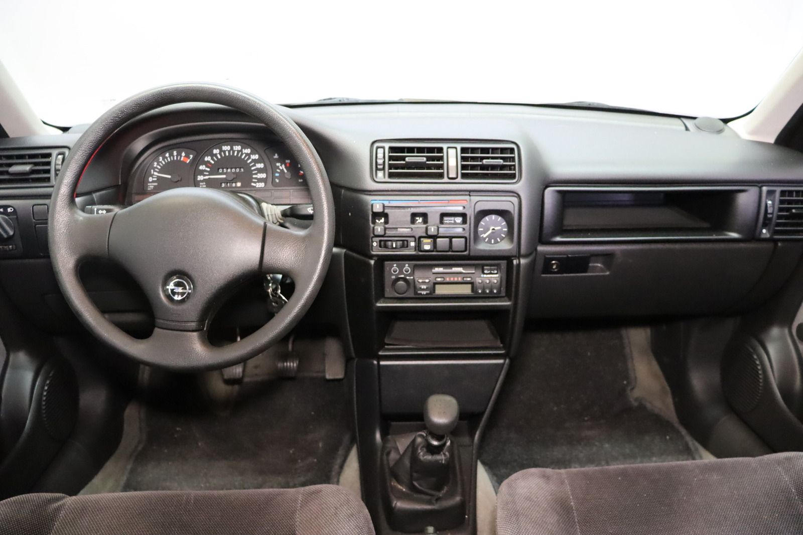 Fahrzeugabbildung Opel Vectra 1.6 * wenig km * Oldtimer * Schiebedach