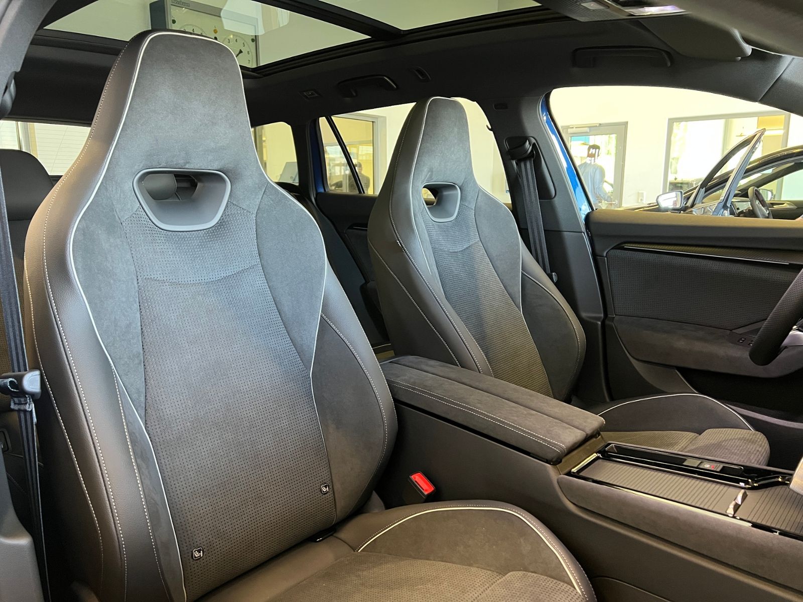 Fahrzeugabbildung SKODA Superb Combi Sportline 2.0 TDI DSG 4x4 *AHK, LED