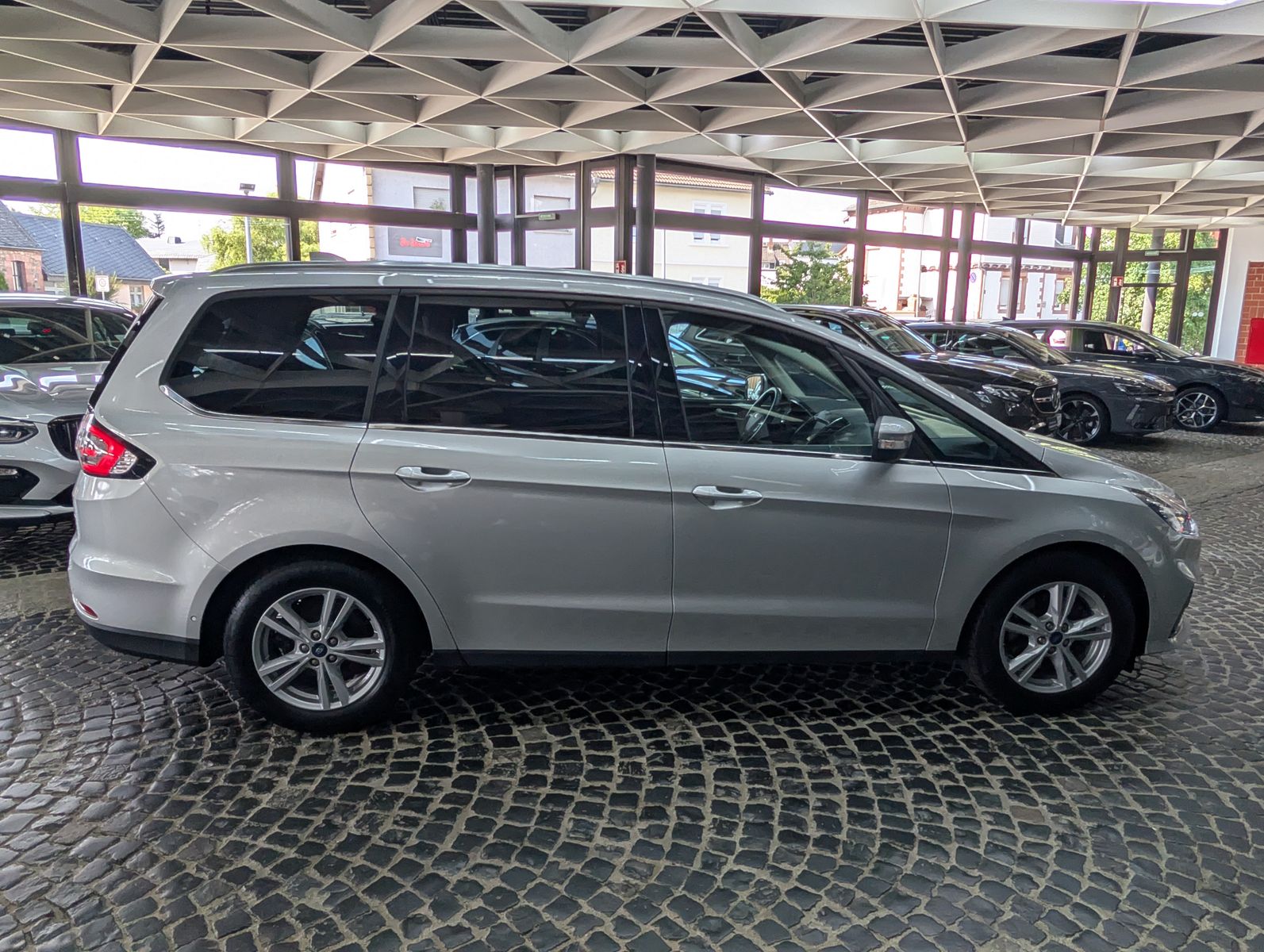 Fahrzeugabbildung Ford Galaxy Titanium 2.0 EB ACC PANO AHK LED 7-SITZE