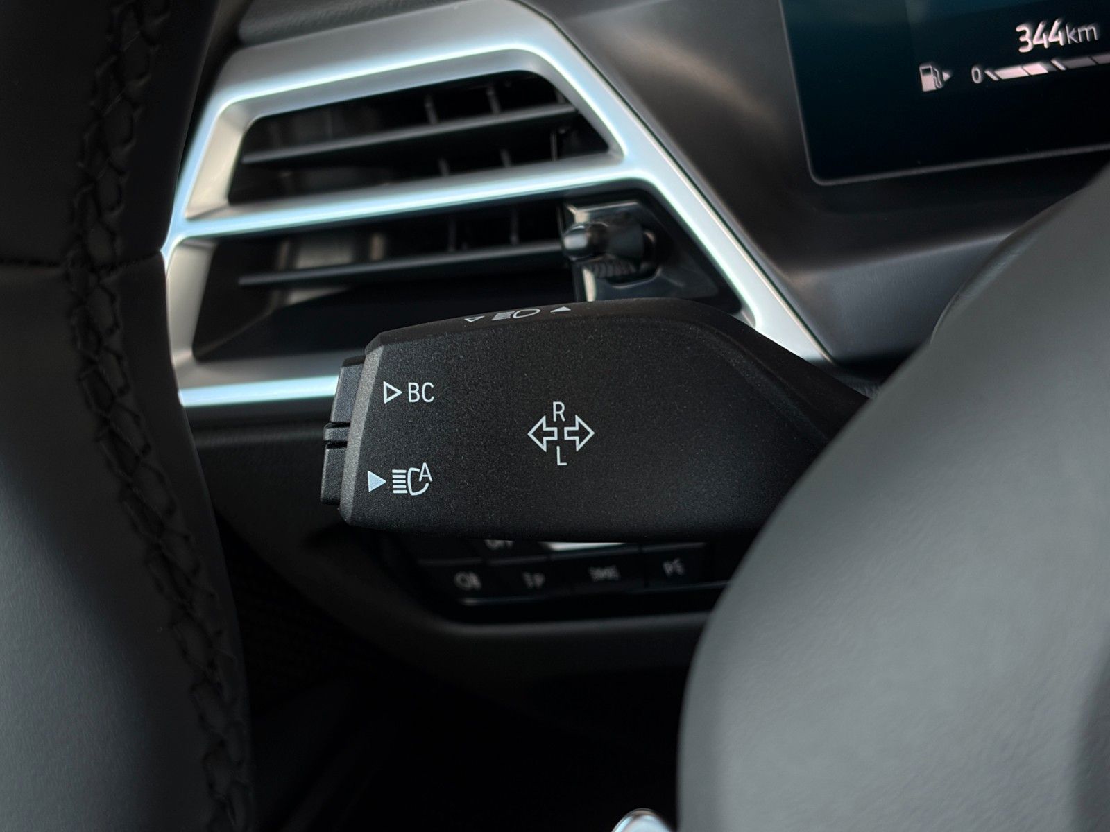 Fahrzeugabbildung BMW 318i Limo Cockpit+ Alarm Ambiente 3-ZKlima CAM