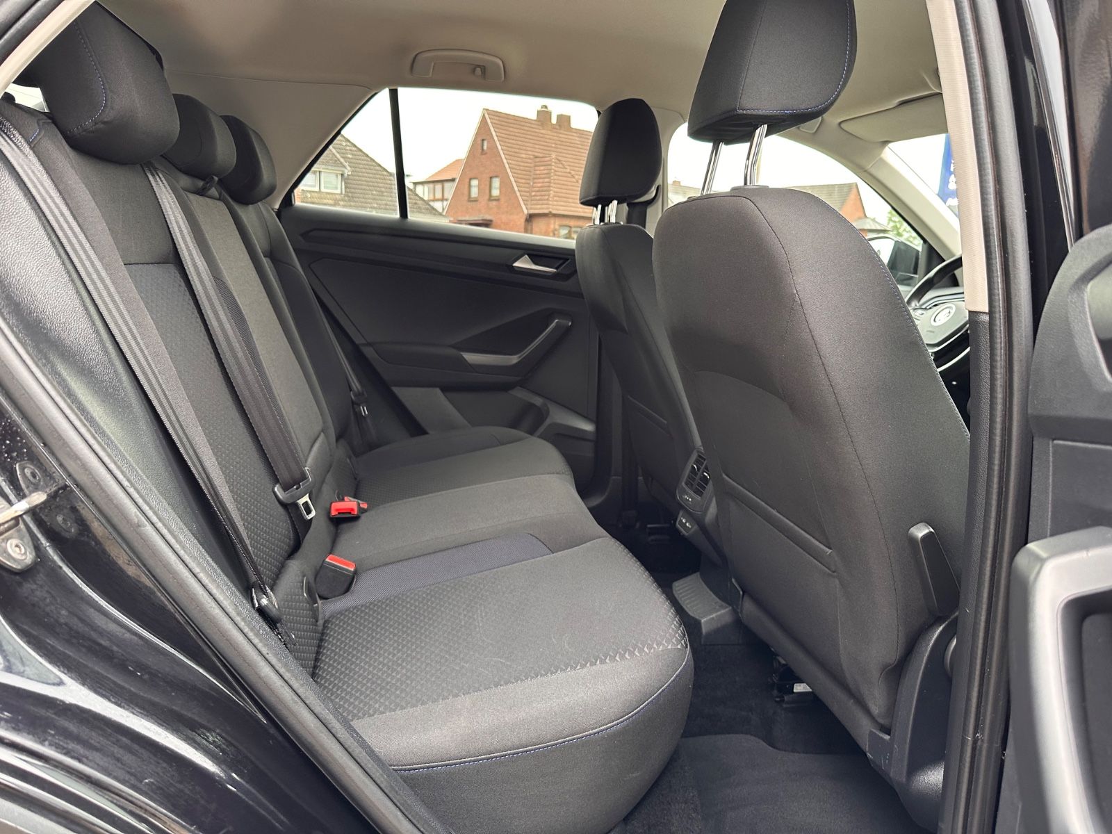 Fahrzeugabbildung Volkswagen T-Roc R Line 2.0 TDI DSG AHK/Beats/Navi/App/19"