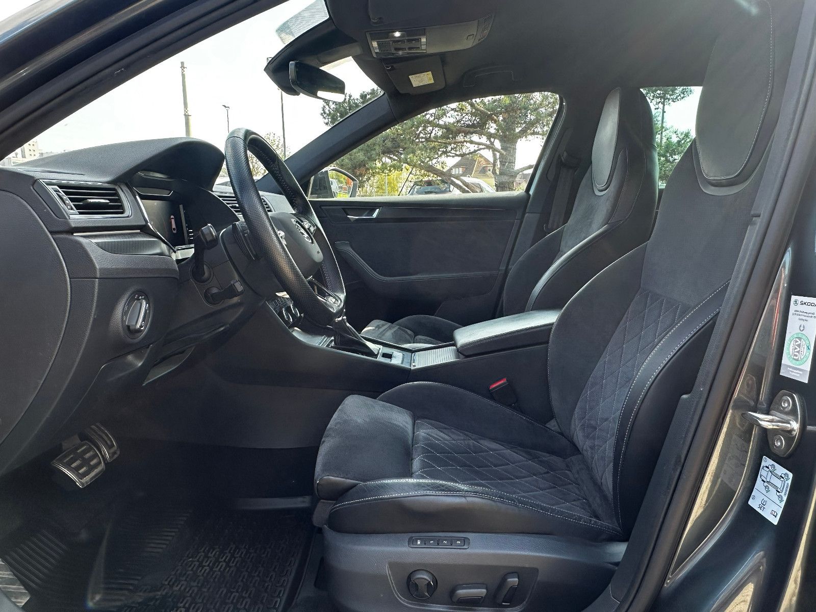 Fahrzeugabbildung SKODA Superb Combi Sportline 4x4