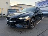 Volvo V60 Cross Country Pro AWD Automatik - schwarze Volvo V60 Cross Country