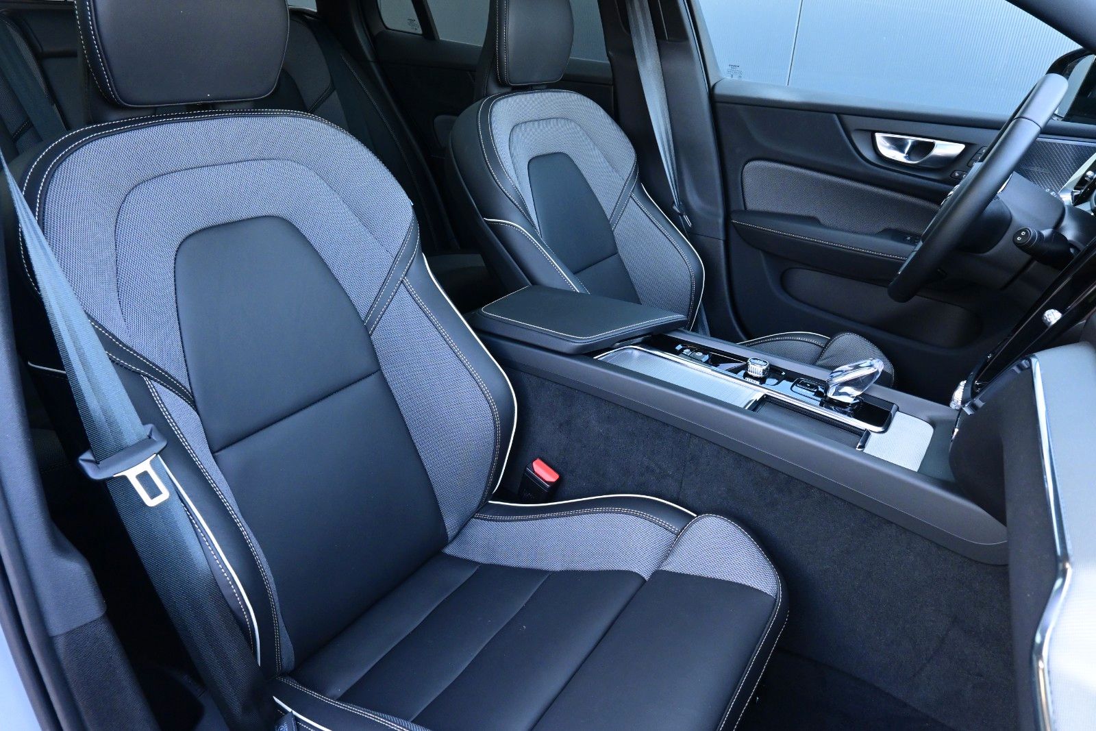 Fahrzeugabbildung Volvo V60 B4 D Auto Plus Dark*RFK*STDHZG*PANO*ACC