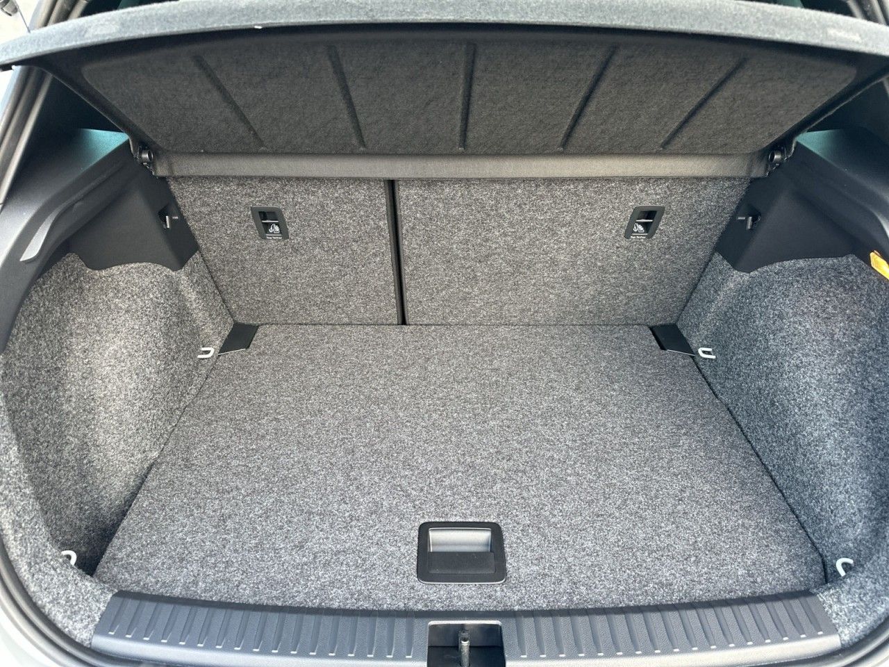 Fahrzeugabbildung SEAT Arona FR 1.0 TSI 116 PS 7-Gang-DSG - mit KI generiert/bearbeitet