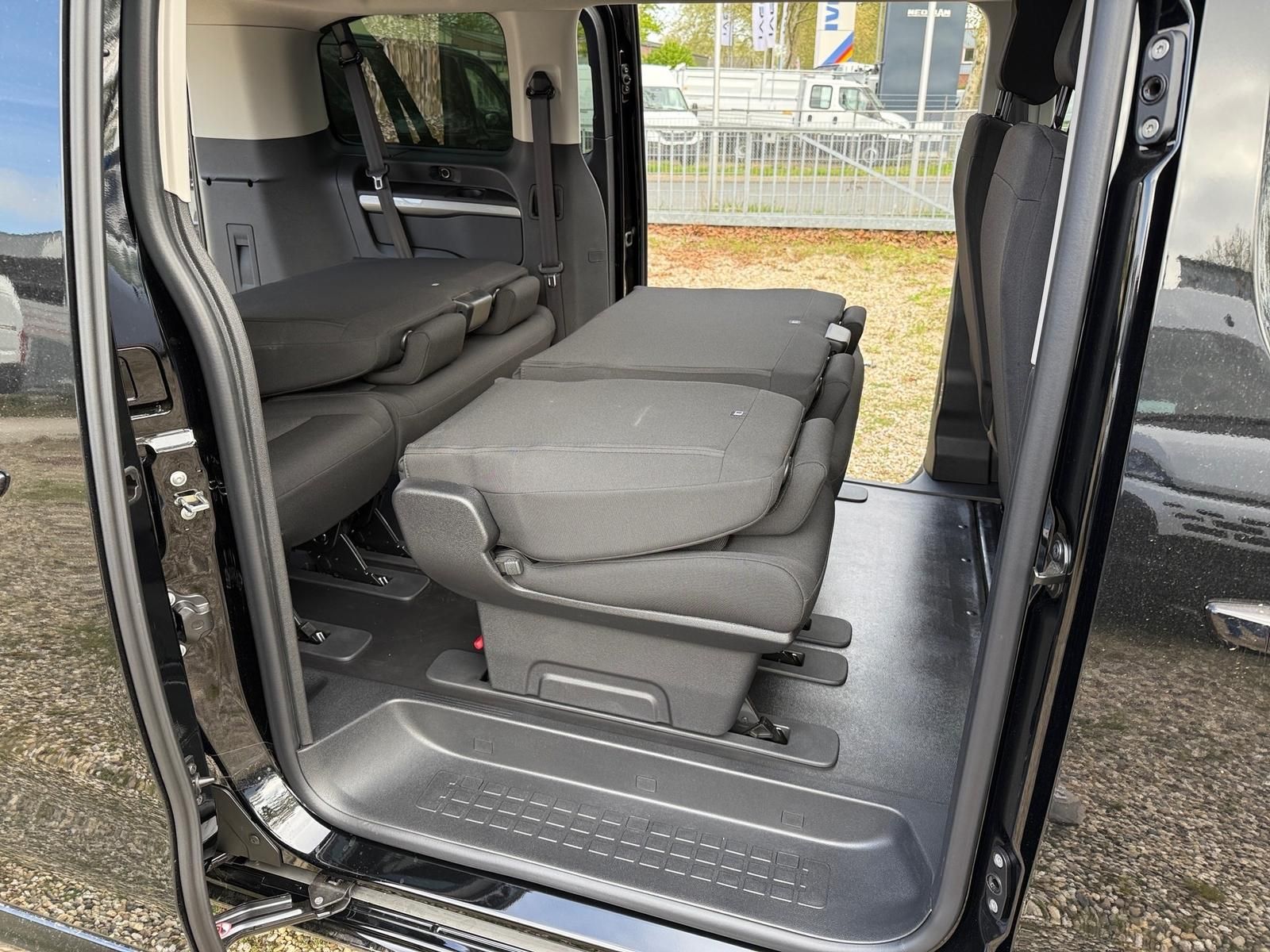 Fahrzeugabbildung Opel Zafira Edition 2.2 Diesel 180 AT8