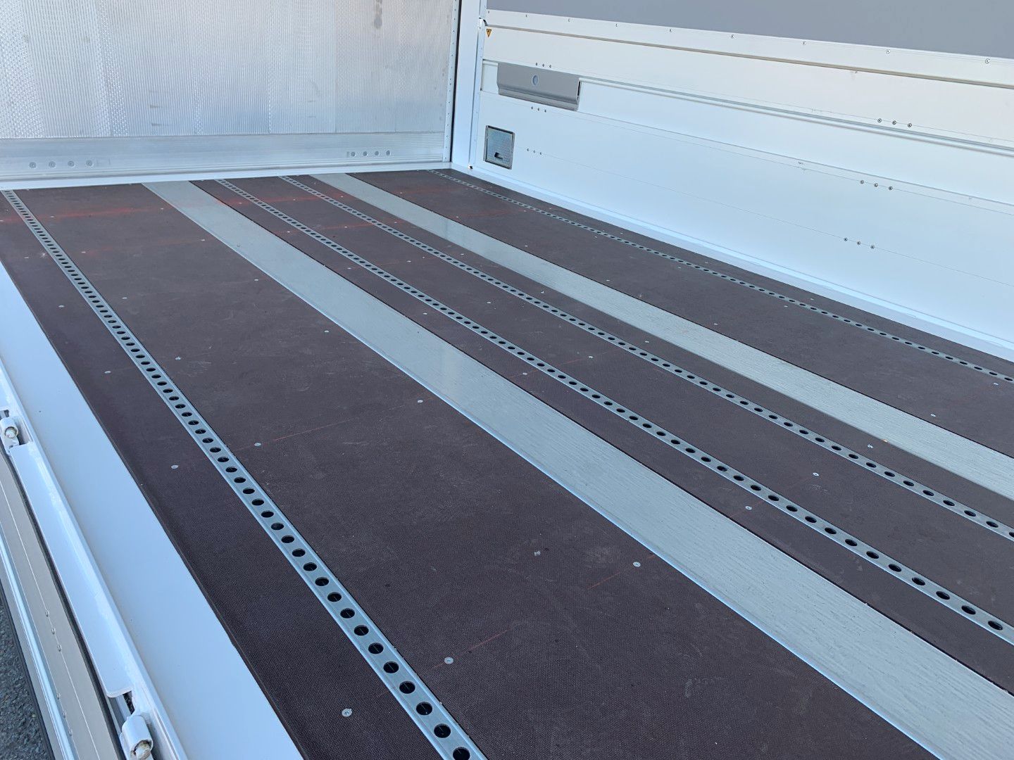 Fahrzeugabbildung DAF FA XB 260 12t Swing-Board-Aufbau