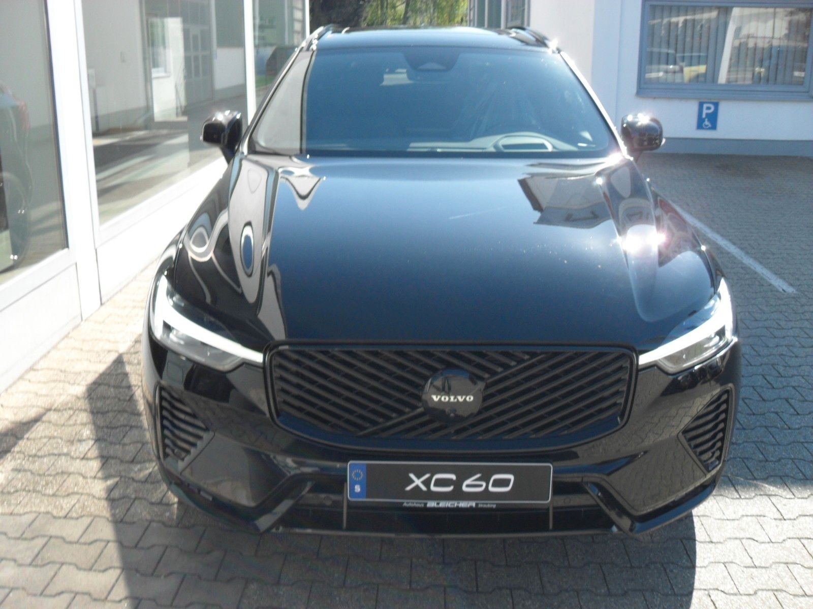 Fahrzeugabbildung Volvo XC 60 B5 Plus Black Edition AWD | Luftfederung