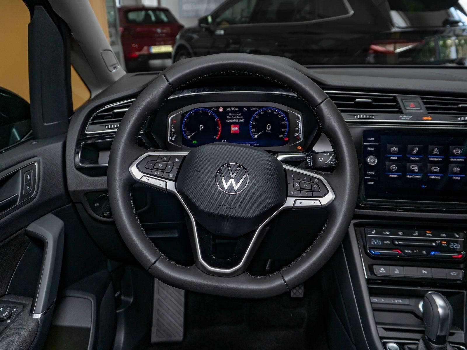 Fahrzeugabbildung Volkswagen Touran Highline R-Line TSI DSG *AHK*Standhzg*7-S